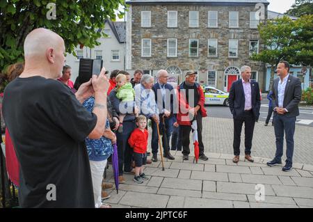 Bantry, West Cork, Irlanda. 20th ago 2022. Leo Varadkar si è recato questa mattina a Bantry per incontrare i locali delle Bantry prima di dirigersi domani a Clonakilty per commemorare il centenario della morte del generale Michael Collins. Erano presenti anche TDS locali di fine Gael. Credit: Karlis Dzjamko Credit: Karlis Dzjamko/Alamy Live News Foto Stock