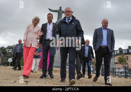 Bantry, West Cork, Irlanda. 20th ago 2022. Leo Varadkar si è recato questa mattina a Bantry per incontrare i locali delle Bantry prima di dirigersi domani a Clonakilty per commemorare il centenario della morte del generale Michael Collins. Erano presenti anche TDS locali di fine Gael. Credit: Karlis Dzjamko Credit: Karlis Dzjamko/Alamy Live News Foto Stock