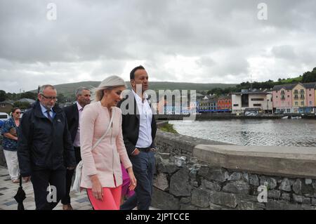 Bantry, West Cork, Irlanda. 20th ago 2022. Leo Varadkar si è recato questa mattina a Bantry per incontrare i locali delle Bantry prima di dirigersi domani a Clonakilty per commemorare il centenario della morte del generale Michael Collins. Erano presenti anche TDS locali di fine Gael. Credit: Karlis Dzjamko Credit: Karlis Dzjamko/Alamy Live News Foto Stock