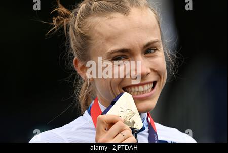 Monaco, Germania. 20th ago, 2022. Ciclismo/Mountain Bike: Campionato europeo, Cross-Country, Donna. Loana Lecomte, francese, festiva con la medaglia d'oro dopo la cerimonia di premiazione. Credit: Angelika Warmuth/dpa/Alamy Live News Foto Stock