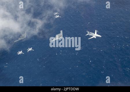 Australia. 20th ago, 2022. Durante una missione della Bomber Task Force, due U.S. Air Force B-2 Spirits volano accanto a quattro Royal Australian Air Force EA-18G Growlers e un RAAF e-7A Wedgetail sulla costa orientale australiana il 4 agosto 2022. Le missioni di formazione bilaterali migliorano la disponibilità congiunta e multilaterale, consentendo al comando statunitense Indo-Pacific di rispondere a qualsiasi potenziale crisi nella regione insieme agli alleati e ai partner a sostegno di un Indo-Pacific libero e aperto. Foto di Lt. CMdR. Andrew Bishline/USA Navy/UPI Credit: UPI/Alamy Live News Foto Stock