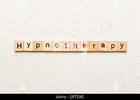 Parola di ipnotherapy scritta su blocco di legno. Testo di Hypnotherapy su tabella di cemento per il vostro desing, concetto. Foto Stock
