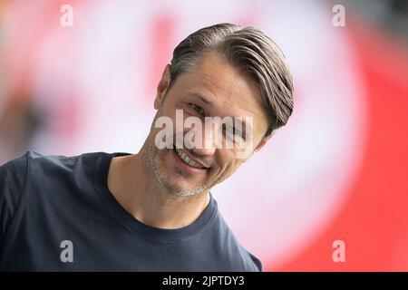 Wolfsburg, Germania. 20th ago, 2022. Calcio: Bundesliga, VfL Wolfsburg - FC Schalke 04, Giornata 3, Volkswagen Arena. L'allenatore di Wolfsburg Niko Kovac è nello stadio prima della partita. Credit: Swen Pförtner/dpa - NOTA IMPORTANTE: In conformità ai requisiti della DFL Deutsche Fußball Liga e del DFB Deutscher Fußball-Bund, è vietato utilizzare o utilizzare fotografie scattate nello stadio e/o della partita sotto forma di sequenze di immagini e/o serie di foto simili a video./dpa/Alamy Live News Foto Stock