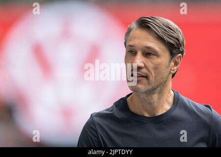 Wolfsburg, Germania. 20th ago, 2022. Calcio: Bundesliga, VfL Wolfsburg - FC Schalke 04, Giornata 3, Volkswagen Arena. L'allenatore di Wolfsburg Niko Kovac è nello stadio prima della partita. Credit: Swen Pförtner/dpa - NOTA IMPORTANTE: In conformità ai requisiti della DFL Deutsche Fußball Liga e del DFB Deutscher Fußball-Bund, è vietato utilizzare o utilizzare fotografie scattate nello stadio e/o della partita sotto forma di sequenze di immagini e/o serie di foto simili a video./dpa/Alamy Live News Foto Stock