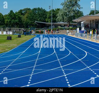 Blue Tartan Track on A Sports Field , Berlino, Germania Foto Stock