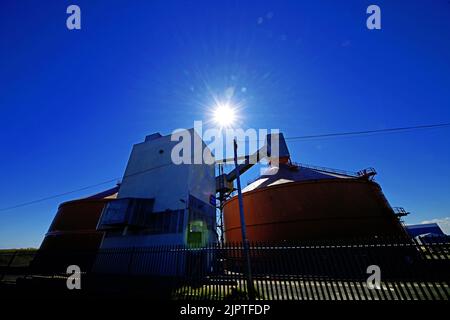 Cambois Blyth l'allumina rivendica il sito contro il cielo blu profondo che rivendica dalla scorie di sale di alluminio un'alternativa sostenibile ed economica alla bauxite Foto Stock