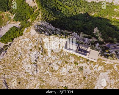 Montenegro. Parco Nazionale di Lovcen. Mausoleo di Negosh sul monte Lovcen. Drone. Vista aerea. Punto di vista. Popolare attrazione turistica. Petar II Petrovic Foto Stock