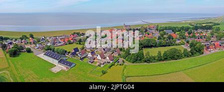 Panorama aereo dal villaggio tradizionale Wierum al Mare di Wadden in Frisia, Paesi Bassi Foto Stock