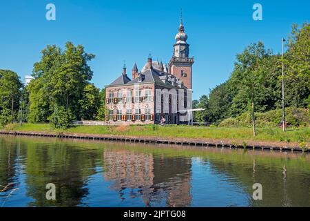 Castello Nijenrode al fiume Vecht nella provincia di Utrecht, Paesi Bassi Foto Stock