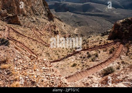 Il South Kaibab Trail serpeggia lungo il Canyonside verso il fiume Colorado Foto Stock