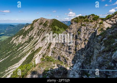 Arrampicandosi sulla Via Ferrata di Edelrid fino alla cima di Iseler nei pressi di Oberjoch Bad Hindelang nei monti Allgau Foto Stock