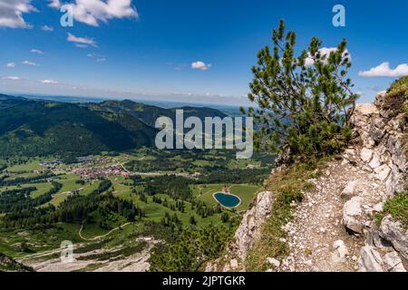 Arrampicandosi sulla Via Ferrata di Edelrid fino alla cima di Iseler nei pressi di Oberjoch Bad Hindelang nei monti Allgau Foto Stock