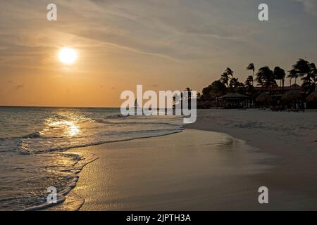 Navigazione sull'isola di Aruba al tramonto nel Mar dei Caraibi Foto Stock