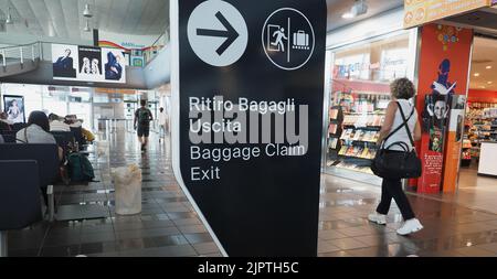 CASELLE, ITALIA - CIRCA GIUGNO 2022: Uscita ritiro bagagli ritiro Foto Stock