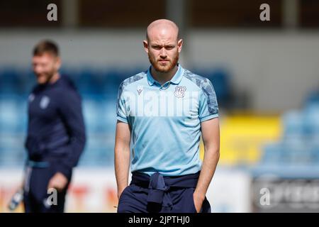 Greenock, Scozia, Regno Unito. Greenock, Scozia, Regno Unito. 20th ago 2022. 20th agosto 2022; Cappielow Park, Greenock, Scozia: Scottish League Championship football, Greenock Morton versus Dundee; Zak Rudden di Dundee ispeziona il campo prima della partita credito: Action Plus Sports Images/Alamy Live News Credit: Action Plus Sports Images/Alamy Live News Foto Stock