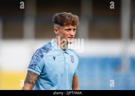 Greenock, Scozia, Regno Unito. Greenock, Scozia, Regno Unito. 20th ago 2022. 20th agosto 2022; Cappielow Park, Greenock, Scozia: Scottish League Championship football, Greenock Morton versus Dundee ; ben Williamson di Dundee ispeziona il campo prima della partita credito: Action Plus Sports Images/Alamy Live News Credit: Action Plus Sports Images/Alamy Live News Foto Stock