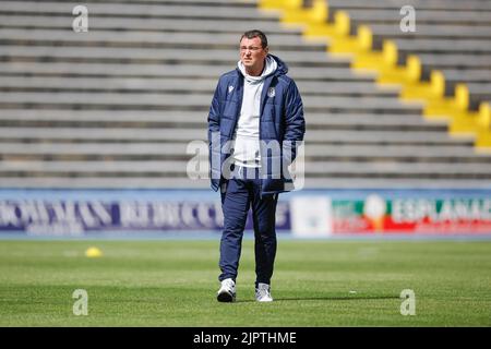 Greenock, Scozia, Regno Unito. Greenock, Scozia, Regno Unito. 20th ago 2022. 20th agosto 2022; Cappielow Park, Greenock, Scozia: Scottish League Championship football, Greenock Morton versus Dundee ; il manager di Dundee Gary Bowyer ispeziona il campo prima della partita credito: Action Plus Sports Images/Alamy Live News credito: Action Plus Sports Images/Alamy Live News Foto Stock