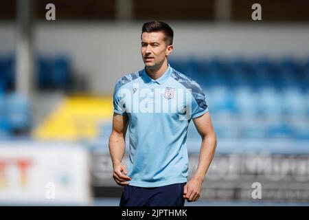 Greenock, Scozia, Regno Unito. Greenock, Scozia, Regno Unito. 20th ago 2022. 20th agosto 2022; Cappielow Park, Greenock, Scozia: Scottish League Championship football, Greenock Morton versus Dundee; Cammy Kerr di Dundee ispeziona il campo prima della partita credito: Action Plus Sports Images/Alamy Live News Credit: Action Plus Sports Images/Alamy Live News Foto Stock