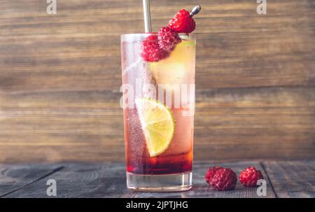 Bicchiere di cocktail raspberry lime rickey guarnito con frutti di bosco freschi Foto Stock