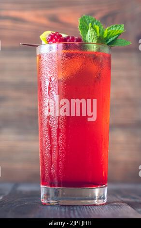 Bicchiere di cocktail Raspberry Collins guarnito con menta Foto Stock