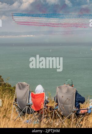 Gli spettatori osservano le frecce rosse volare su Eastbourne da South Downs mentre l'annuale Eastbourne Air Show ritorna il 2022 agosto Foto Stock