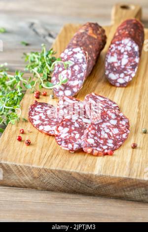 Salsiccia di Braunschweiger sul tagliere wodden Foto Stock