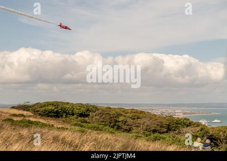 Gli spettatori osservano le frecce rosse volare su Eastbourne da South Downs mentre l'annuale Eastbourne Air Show torna dopo due anni a causa del Covid Foto Stock