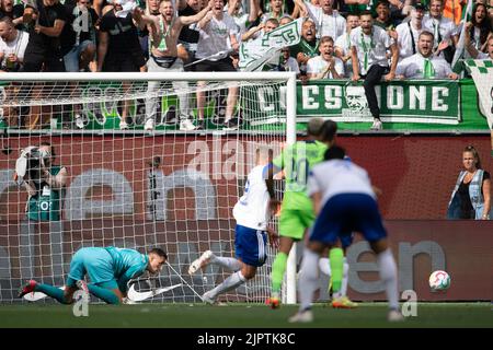 Wolfsburg, Germania. 20th ago, 2022. Calcio: Bundesliga, VfL Wolfsburg - FC Schalke 04, Giornata 3, Volkswagen Arena. Il portiere di Wolfsburg Koen Casteels tiene un calcio di punizione da Simon Terodde di Schalke. Credit: Swen Pförtner/dpa - NOTA IMPORTANTE: In conformità ai requisiti della DFL Deutsche Fußball Liga e del DFB Deutscher Fußball-Bund, è vietato utilizzare o utilizzare fotografie scattate nello stadio e/o della partita sotto forma di sequenze di immagini e/o serie di foto simili a video./dpa/Alamy Live News Foto Stock