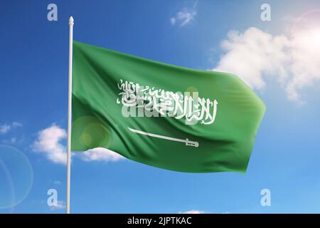 Bandiera dell'Arabia Saudita su cielo blu. illustrazione 3d. Foto Stock