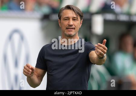 Wolfsburg, Germania. 20th ago, 2022. Calcio: Bundesliga, VfL Wolfsburg - FC Schalke 04, Giornata 3, Volkswagen Arena. Wolfsburg allenatore Niko Kovac gesti. Credit: Swen Pförtner/dpa - NOTA IMPORTANTE: In conformità ai requisiti della DFL Deutsche Fußball Liga e del DFB Deutscher Fußball-Bund, è vietato utilizzare o utilizzare fotografie scattate nello stadio e/o della partita sotto forma di sequenze di immagini e/o serie di foto simili a video./dpa/Alamy Live News Foto Stock