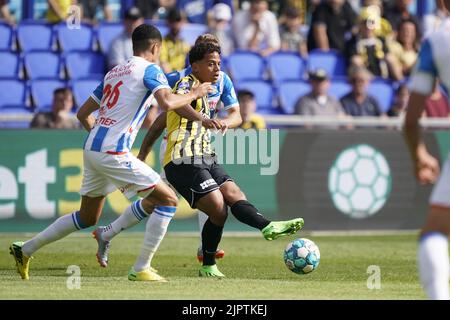 ARNHEM - (lr) Anas Tahiri di SC Heerenveen, Million Manhoef di Vitesse durante la partita olandese di Eredivie tra Vitesse e SC Heerenveen al Gelredome il 20 agosto 2022 ad Arnhem, Paesi Bassi. ANP ROY LAZET Foto Stock