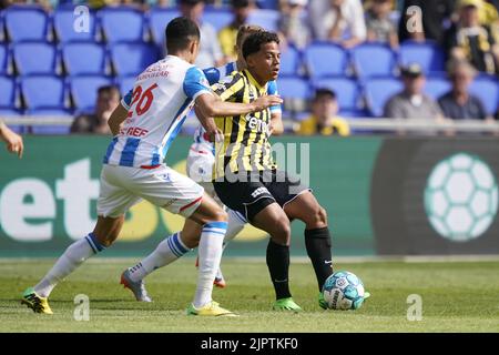 ARNHEM - (lr) Anas Tahiri di SC Heerenveen, Million Manhoef di Vitesse durante la partita olandese di Eredivie tra Vitesse e SC Heerenveen al Gelredome il 20 agosto 2022 ad Arnhem, Paesi Bassi. ANP ROY LAZET Foto Stock
