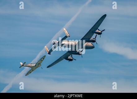 Eastbourne Airshow, East Sussex, Regno Unito, 20 settembre 2022. Uno Spitfire e un Lancaster Bomber del volo commemorativo della Battaglia di Gran Bretagna sorvolano all'annuale Eastbourne Airshow, uno dei più grandi eventi gratuiti del suo genere nel paese. Sono volati molti aerei, tra cui Spitfoes, la squadra di esposizione delle frecce rosse, il volo commemorativo della Battaglia di Gran Bretagna e molti altri. Foto Stock