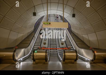 Scala mobile simmetrica nella stazione della metropolitana della linea Farringdon Elizabeth di Londra Foto Stock