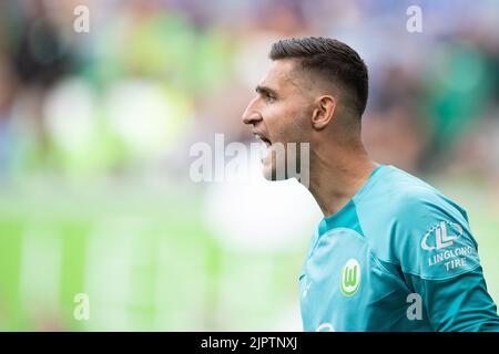 Wolfsburg, Germania. 20th ago, 2022. Calcio: Bundesliga, VfL Wolfsburg - FC Schalke 04, Giornata 3, Volkswagen Arena. Il portiere di Wolfsburg Koen Casteels dà istruzioni. Credit: Swen Pförtner/dpa - NOTA IMPORTANTE: In conformità ai requisiti della DFL Deutsche Fußball Liga e del DFB Deutscher Fußball-Bund, è vietato utilizzare o utilizzare fotografie scattate nello stadio e/o della partita sotto forma di sequenze di immagini e/o serie di foto simili a video./dpa/Alamy Live News Foto Stock