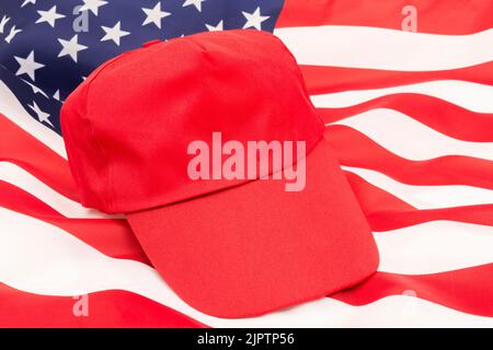 Cappello di tipo Red MAGA con didascalia vuota sulla bandiera US Stars and Stripes. Per le elezioni presidenziali del 2024 dei Repubblicani, le elezioni americane, l'onda rossa degli Stati Uniti. Foto Stock