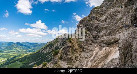 Arrampicandosi sulla Via Ferrata di Edelrid fino alla cima di Iseler nei pressi di Oberjoch Bad Hindelang nei monti Allgau Foto Stock