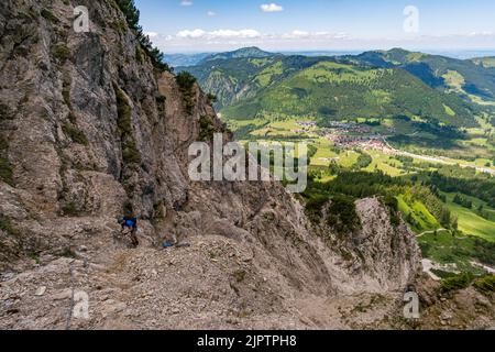 Arrampicandosi sulla Via Ferrata di Edelrid fino alla cima di Iseler nei pressi di Oberjoch Bad Hindelang nei monti Allgau Foto Stock