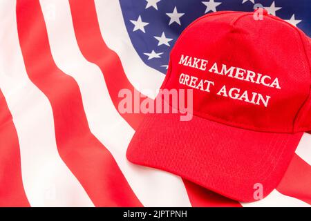 Red Donald Trump MAGA cap e U.S. Stars & Stripes flag.for Maga hats, Trump sostenitori, Trump presidenza 2024, elezioni americane, Trump America First Foto Stock