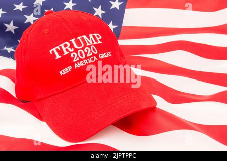 Red Trump KAG / mantenere l'America cappello di berretto grande + fatture del dollaro (veda LE NOTE). Per la fiorente economia degli Stati Uniti / l'economia Trump, Trump sgravi fiscali, 2022 Midterms Stati Uniti Foto Stock