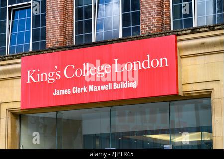 LONDRA - 20 maggio 2022: Il King's College di Londra, James Clerk Maxwell Building segno sul lato dell'edificio Foto Stock