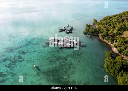 Veduta aerea del villaggio zingaro di mare a Celebes mare Semporna Foto Stock