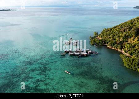 Veduta aerea del villaggio zingaro di mare a Celebes mare Semporna Foto Stock