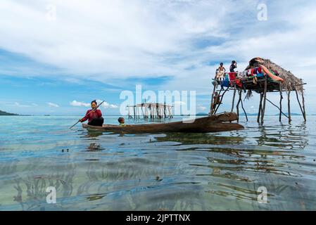 Semporna, Malesia - 28 agosto 2022: Gente gitana o bajau laut del mare che si addica una barca nel mare di Celebes in Sabah Borneo Malesia. Foto Stock
