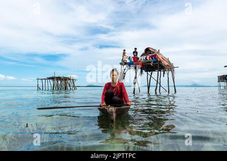 Semporna, Malesia - 28 agosto 2022: Gente gitana o bajau laut del mare che si addica una barca nel mare di Celebes in Sabah Borneo Malesia. Foto Stock