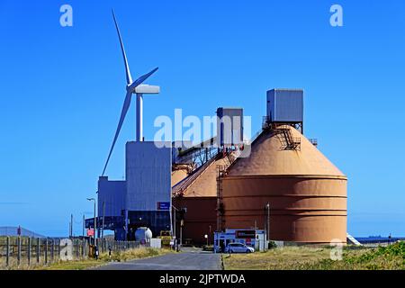 Cambois Blyth l'allumina rivendica il sito contro il cielo blu profondo che rivendica dalla scorie di sale di alluminio un'alternativa sostenibile ed economica alla bauxite Foto Stock