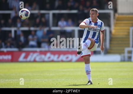 Hartlepool, Regno Unito. 20th agosto, 2022. David Ferguson di Hartlepool United attraversa la palla durante la partita della Sky Bet League 2 tra Hartlepool United e Bradford City a Victoria Park, Hartlepool, sabato 20th agosto 2022. (Credit: Michael driver | MI News) Credit: MI News & Sport /Alamy Live News Foto Stock