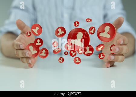 Un certo numero di icone del profilo umano connesse con le linee digitali - un concetto di networking di squadra Foto Stock