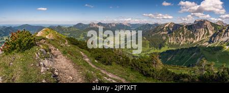 Arrampicandosi sulla Via Ferrata di Edelrid fino alla cima di Iseler nei pressi di Oberjoch Bad Hindelang nei monti Allgau Foto Stock