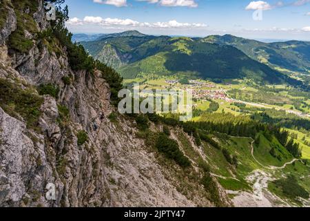 Arrampicandosi sulla Via Ferrata di Edelrid fino alla cima di Iseler nei pressi di Oberjoch Bad Hindelang nei monti Allgau Foto Stock